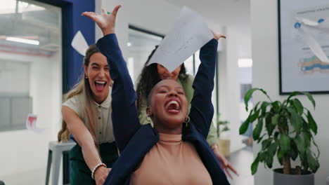 oficina, celebrar o mujeres felices empujan la silla