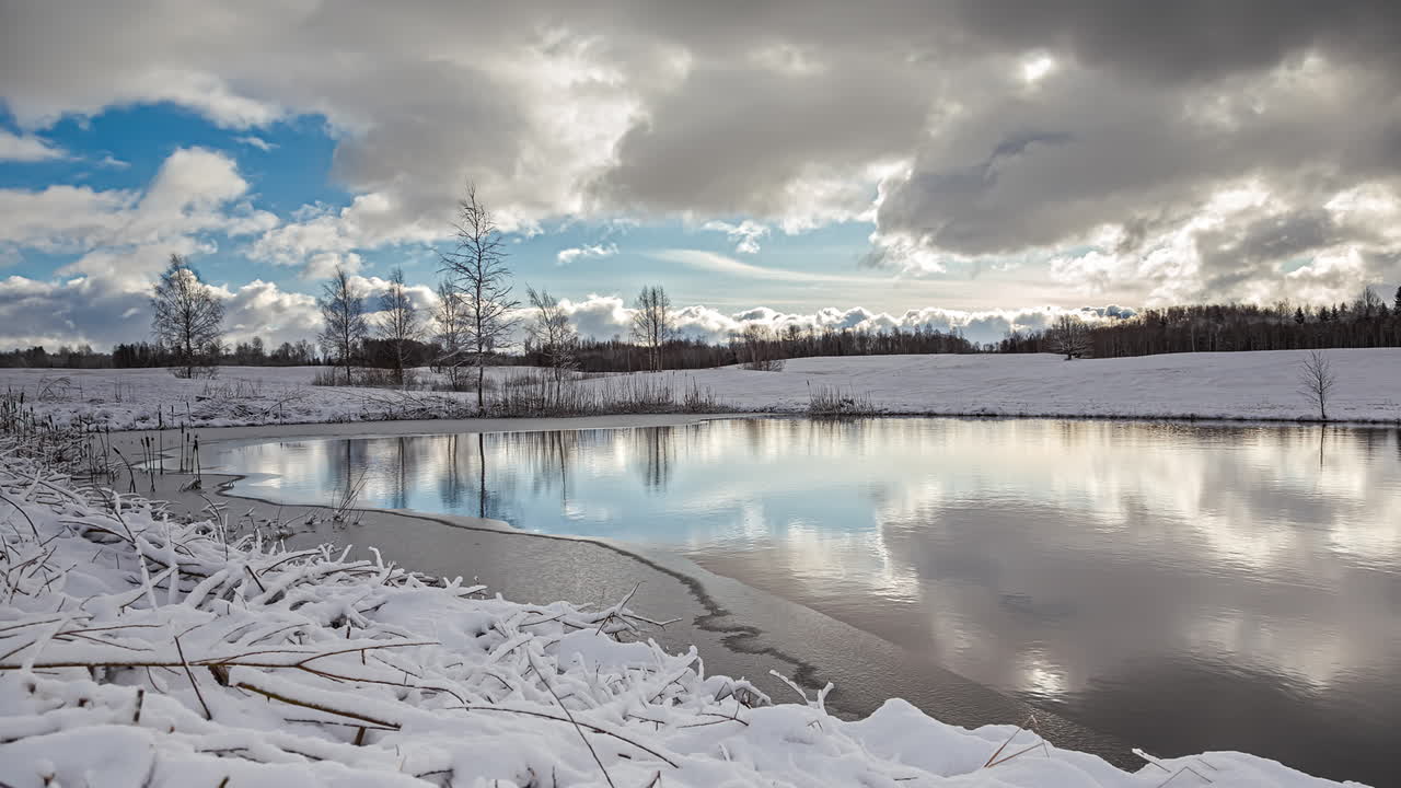 호수와 눈 소나무 숲이 배경에 있는 동화 같은 겨울 장면