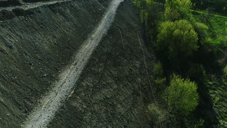 Vista-Aérea-De-La-Ladera-De-Una-Colina-Hecha-De-Basurero