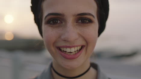 retrato de cerca de una joven con ojos grandes y hermosos feliz riendo alegremente mirando a la cámara