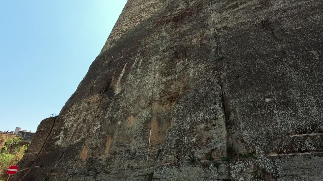 прогулка по историческим стенам замка в неаполе