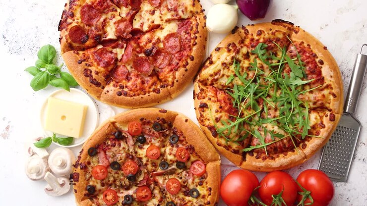 Composizione di pizze italiane o americane con ingredienti