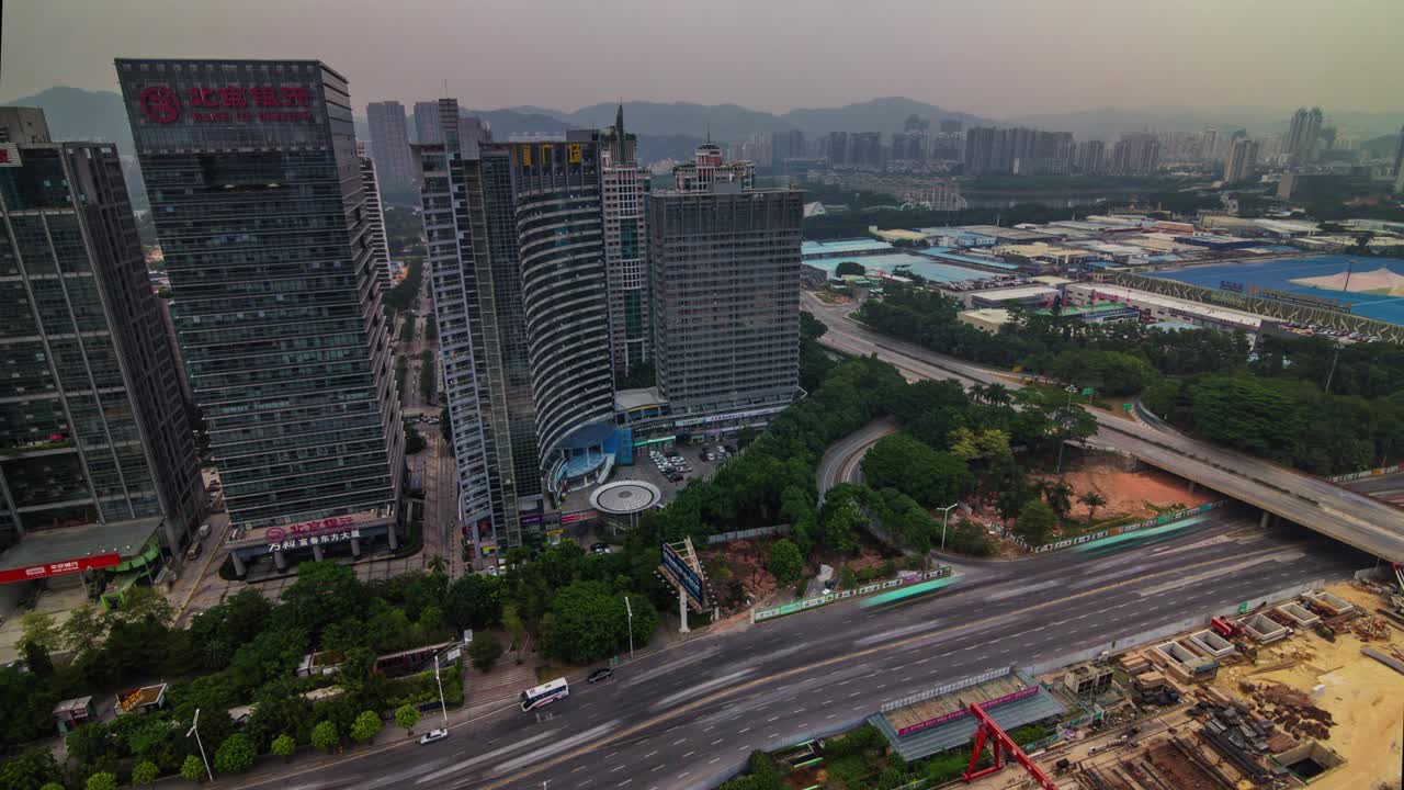 china shenzen cielo lluvioso techo top ciudad tráfico y construcción 4k lapso de tiempo
