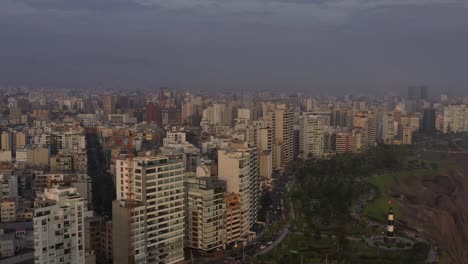 toma aérea de edificios tomados de la costa verde en la ciudad de lima, ubicada en perú