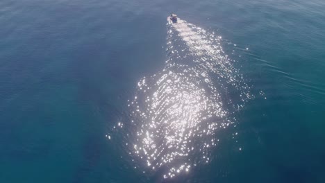 Vista-De-Pájaro-Del-Barco-De-Pesca-Solo-En-El-Mar-En-Calma