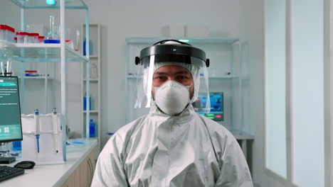 Científico-En-Traje-De-Ppe-Mirando-Exhausto-A-La-Cámara-En-El-Laboratorio