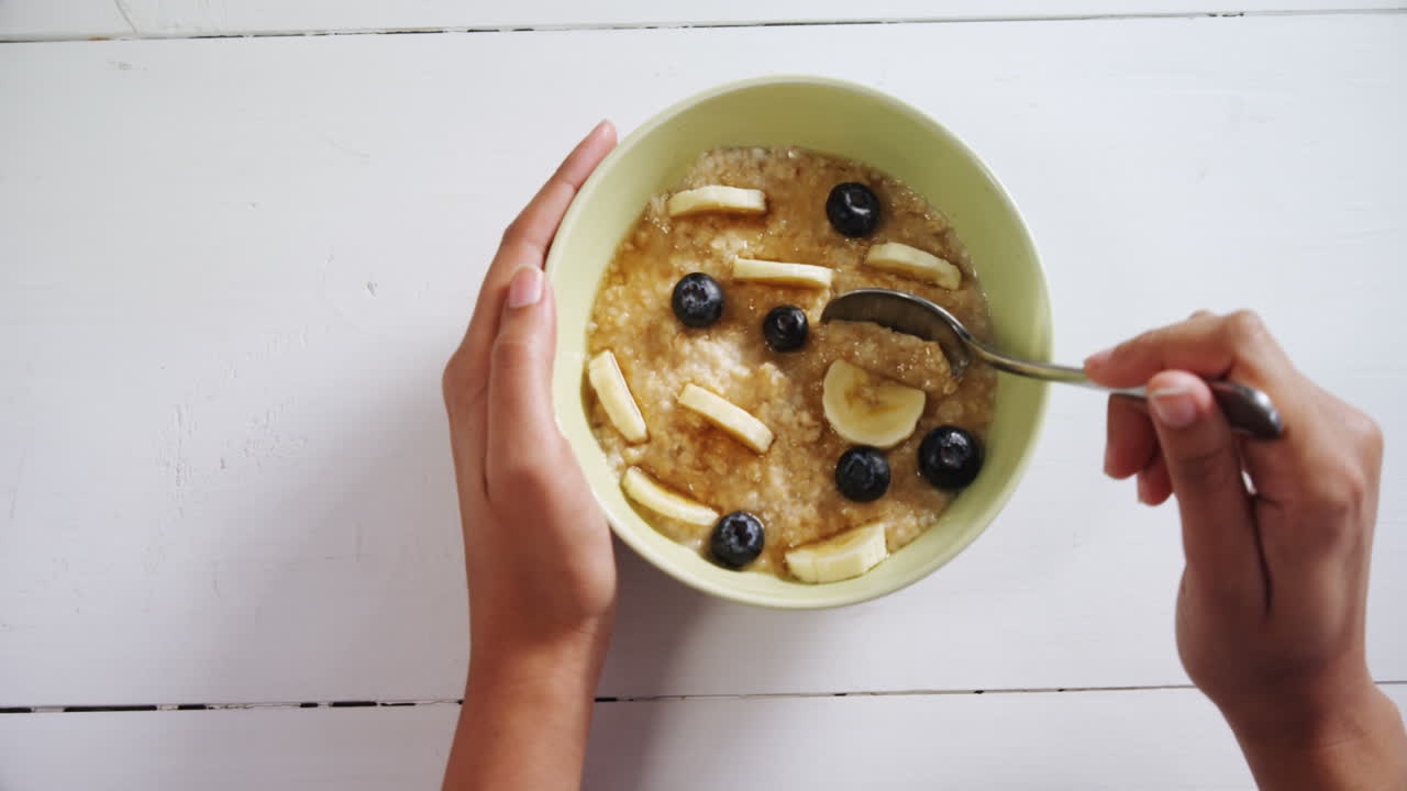 mujer tomando un desayuno saludable 4k