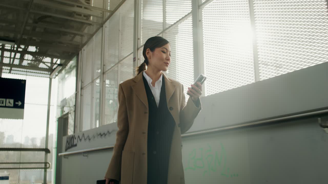 职业女性在火车站步行