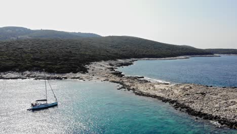 Velero-Flotando-En-Las-Aguas-Resplandecientes-De-La-Playa-Emplisi-En-Verano-En-Grecia