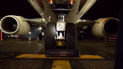 Un-Ingeniero-De-Mantenimiento-De-Aeronaves-Inspecciona-Un-Boeing-737