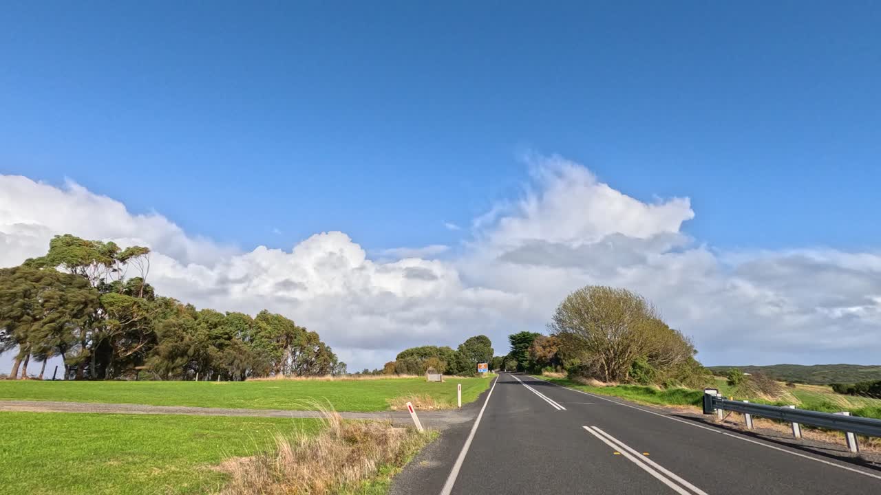 울창한 풍경을 가로질러 그림 같은 여행