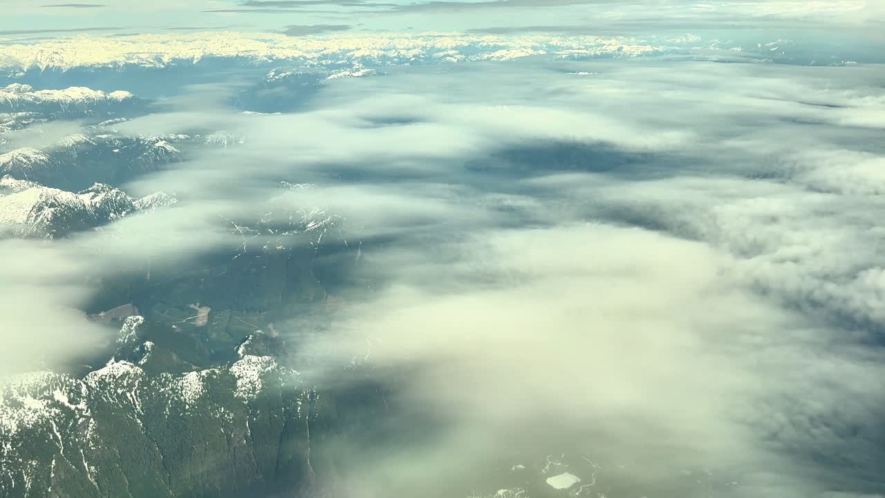Letecký pohled na hory Vancouveru pod mraky, klidná a rozlehlá krajina