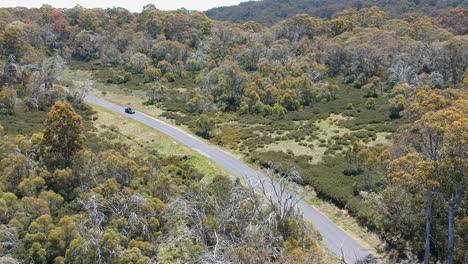 Car-travelling-through-mountain-bushland-in-the-Snowy-Mountains