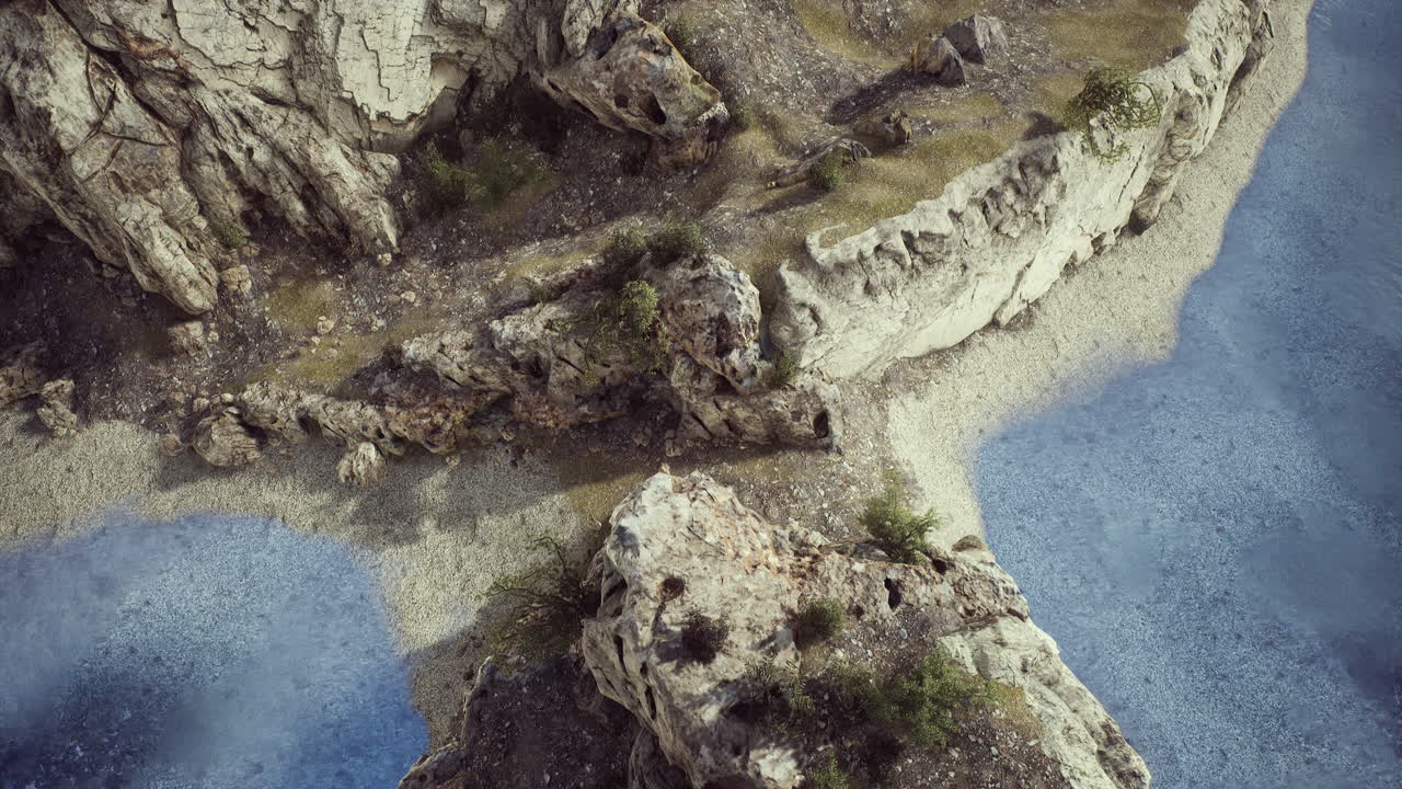 vista aérea desde un avión no tripulado de una isla rocosa en el océano atlántico