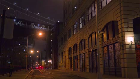 Aufnahme-Von-Lagerhäusern-Unter-Der-Brooklyn-Bridge-Mit-U-Bahn-Überfahrt