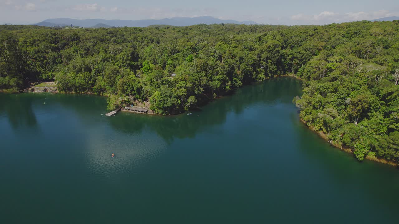lago turístico eacham en atherton tableland, queensland, australia - retroceso aéreo
