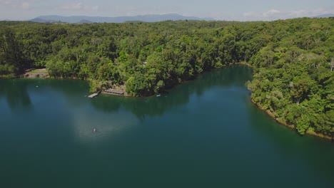 Lago-Turístico-Eacham-En-Atherton-Tableland,-Queensland,-Australia---Retroceso-Aéreo