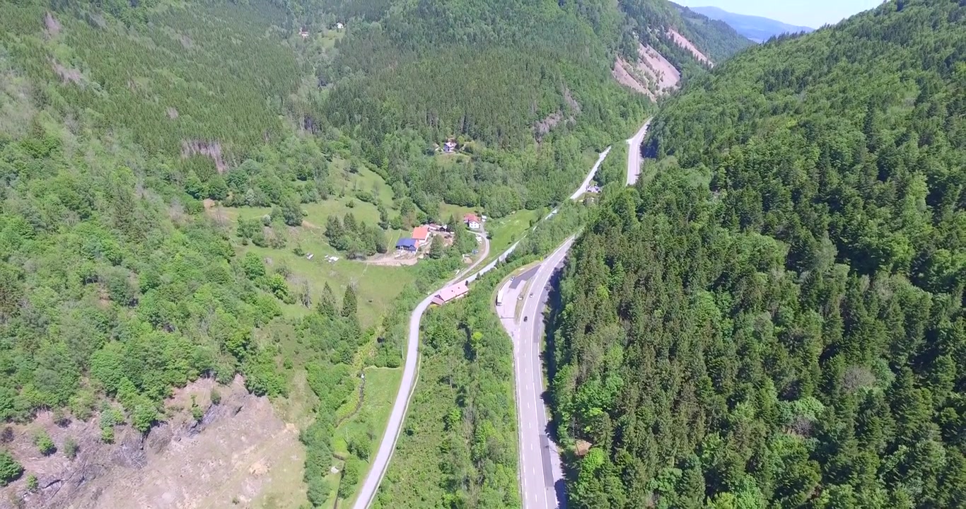 Dronekuva autoista ajamassa Alsacen läpi, Ranskassa.