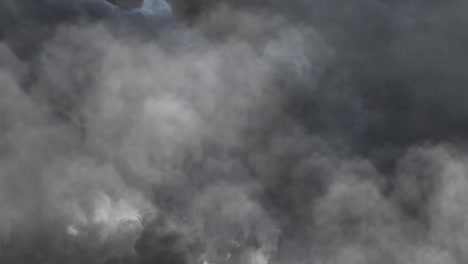 nubes oscuras con rayos, fondo de 4k