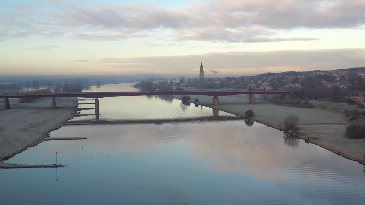 멀리서 강가에 있는 지역 네덜란드 마을의 드론 샷