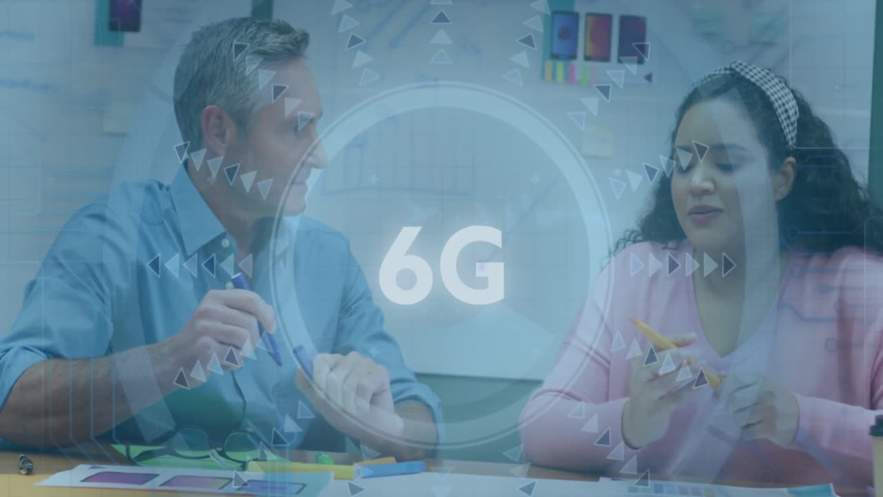 Animazione di elaborazione dati e testo 6G sopra diversi professionisti in ufficio