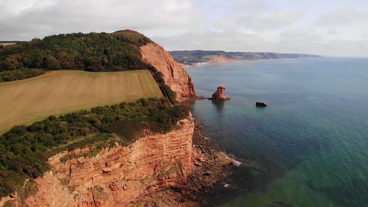 imágenes aéreas con vistas a los acantilados costeros de east devon y al mar azul cerca de sidmouth devon, inglaterra