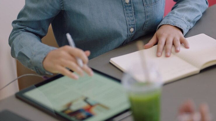 donne d'affari che utilizzano il tablet, sfogliano documenti aziendali, condividono idee creative in ufficio, riunioni in sala riunioni, close-up