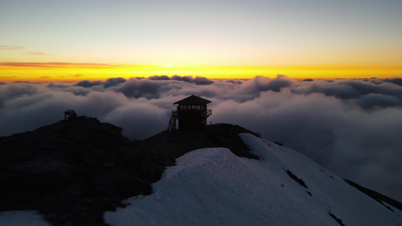 구름 위로 날아가서 해가 지는 곳을 향해, 마운트 레이니어 화산의 산꼭대기, 자연의 아름다움,