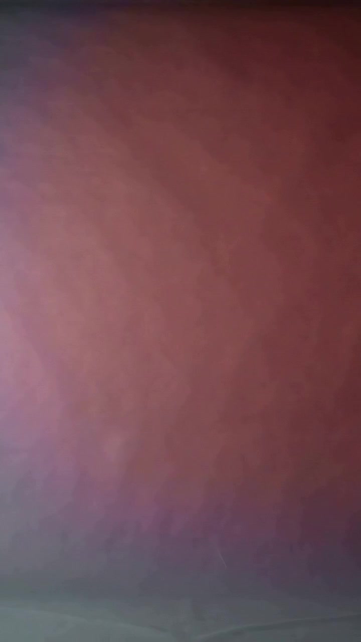 Dikey video: Kaydırılan boyalı duvarın iç mekanda sağ taraftaki ışığın kaydığını, pervaz dikişiyle birlikte göstermesi.