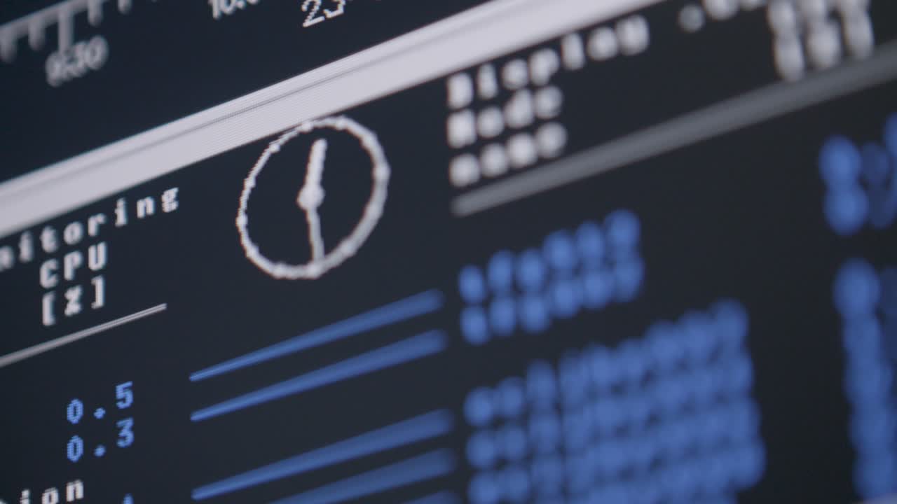 cpu 모니터링 통계 및 시스템 분석을 표시하는 컴퓨터 화면의 클로즈업