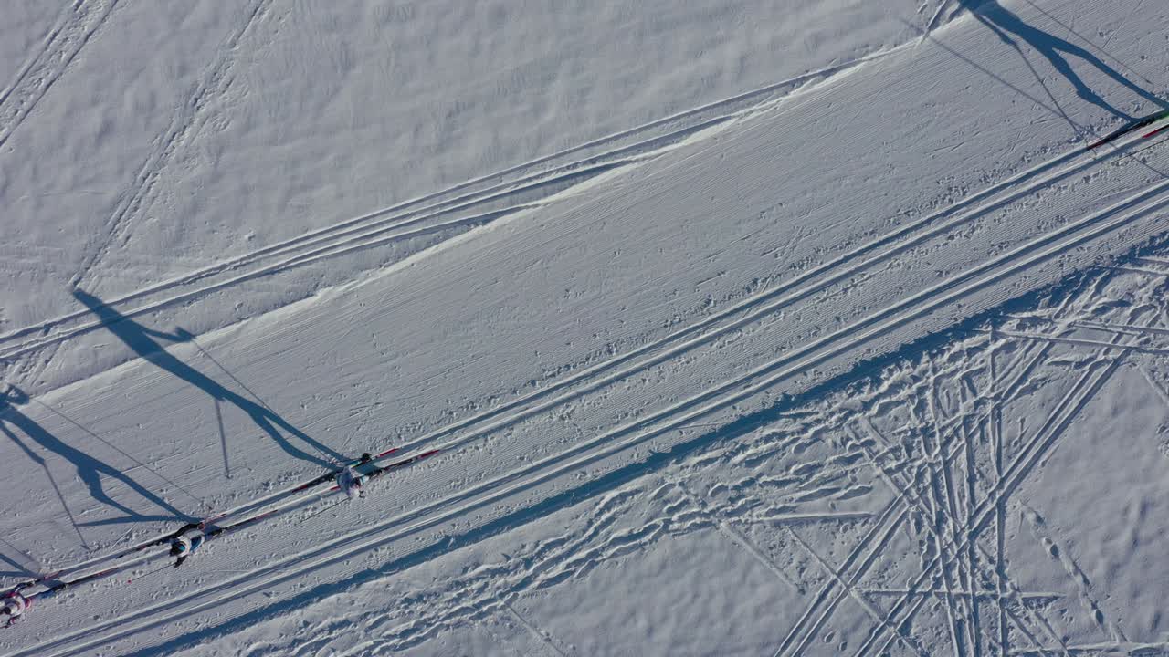 ojo de pájaro aéreo que muestra la línea de atletas esquiadores esquiando en un camino nevado de invierno durante la competencia en invierno