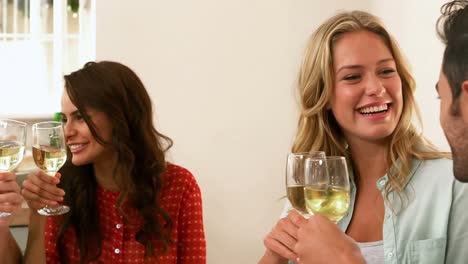 amigos brindando con vino blanco