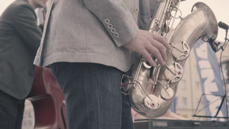 Hombre-Solo-Tocando-Música-De-Saxofón,-Espectáculo-De-Un-Hombre-En-El-Escenario