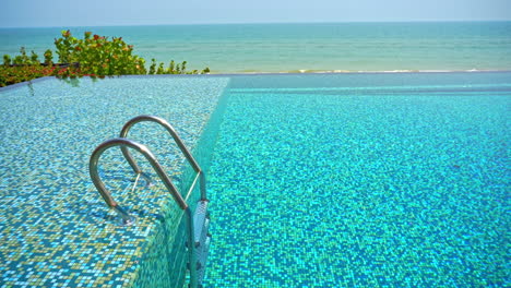 Una-Piscina-De-Resort-Vacía-Con-El-Océano-De-Fondo