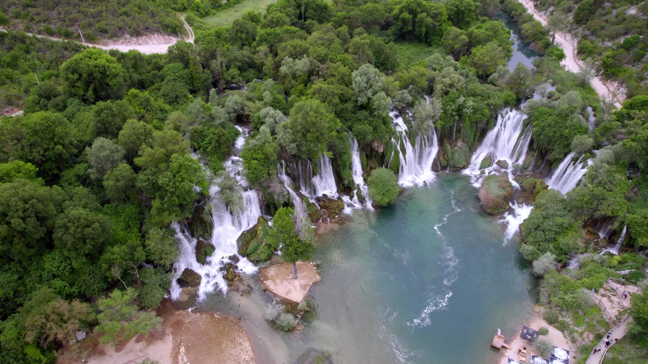 La cascata di Kravica si getta in una piscina turchese circondata da una fitta boscaglia in Bosnia, ripresa aerea panoramica