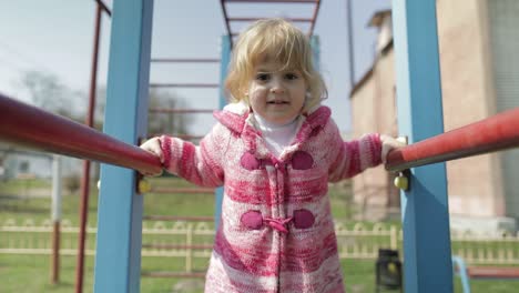 Una-Linda-Y-Divertida-Chica-Está-Jugando.-Una-Niña-Alegre-Divirtiéndose-En-El-Patio-De-Recreo