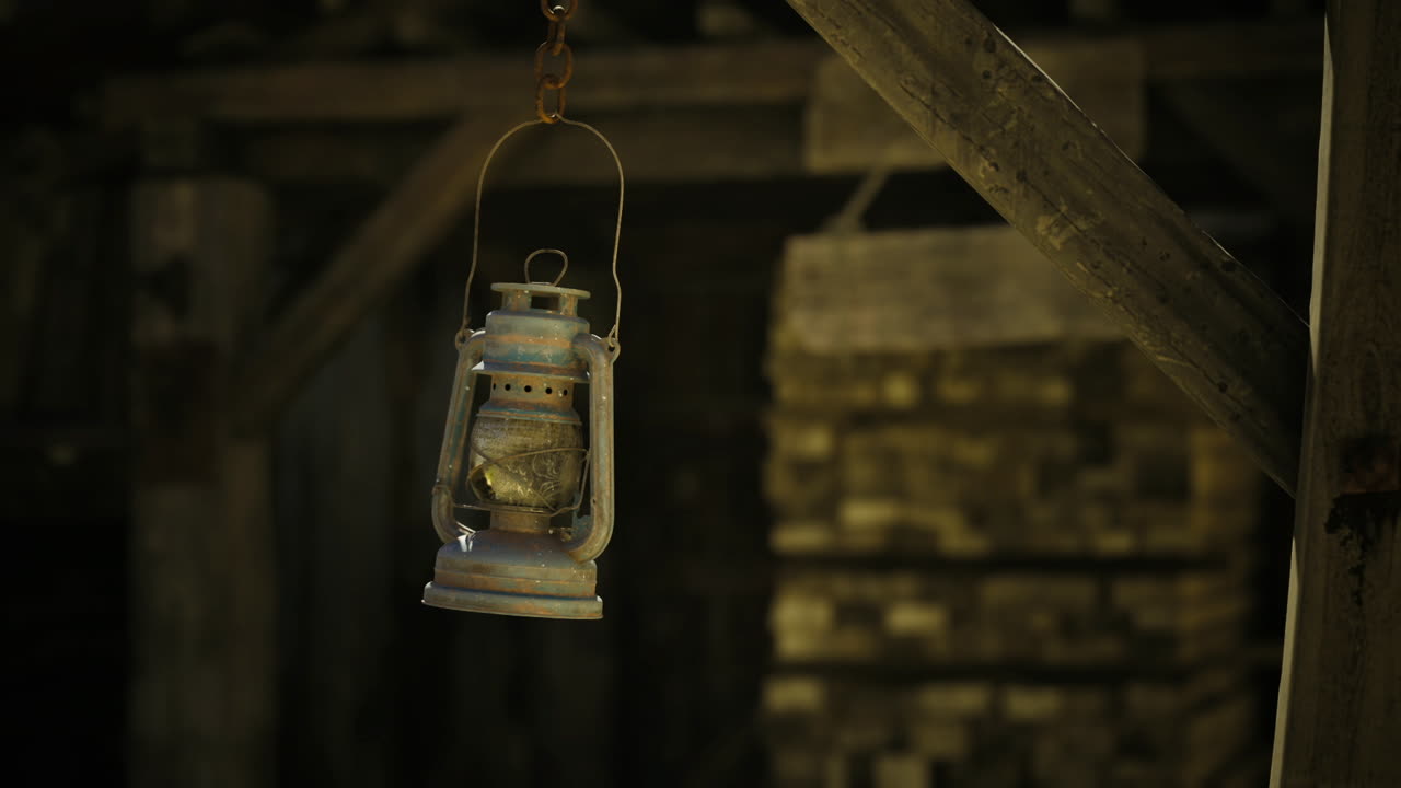 Atmosfera western vintage con luce calda e giochi d'ombra texturizzati all'interno.