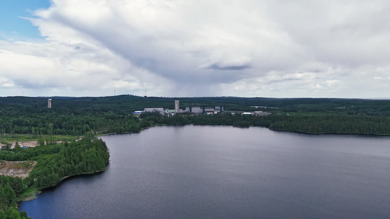 스웨덴의 가펜베르크 광산의 하이퍼스 뷰, 경치 좋은 호수와 숲의 배경