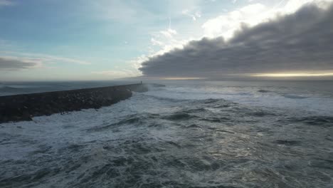 volando sobre las olas rompiendo en las rocas