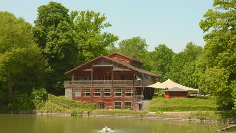 Chalet-Robinson-Am-See-Im-Bois-De-La-Cambre,-Restaurant-In-Brüssel,-Belgien