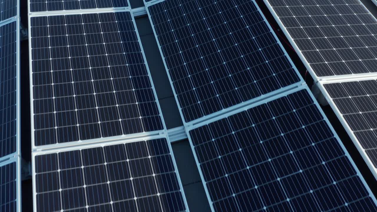 paneles solares en un techo
