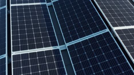 paneles solares en un techo