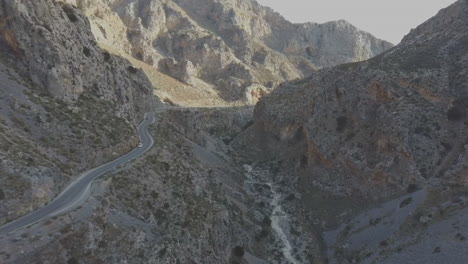 vista aérea del desfiladero de kourtaliotis en creta, grecia