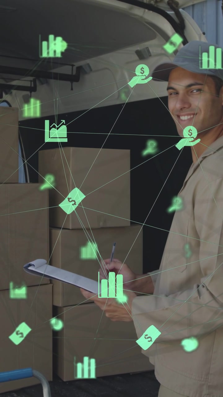 Video verticale: Autista che controlla il registro contrassegnando le scatole per l'inventario mentre grafici verdi fluttuano sopra di lui