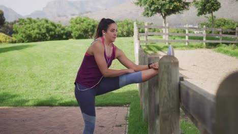 Mujer-Caucásica-Estirándose-En-Un-Parque