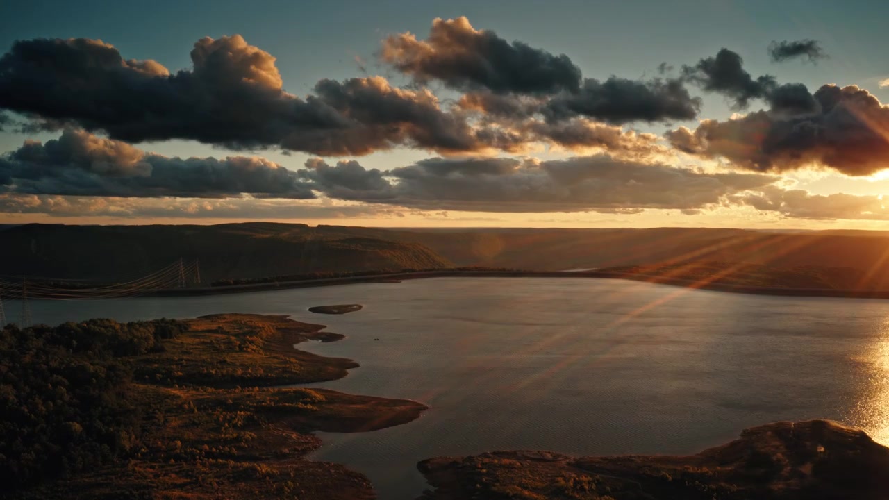 Dia Ventoso sobre o Lago TVA Raccoon Mountain durante o Pôr do Sol, Hyperlapse com DJI Mavic Pro 2