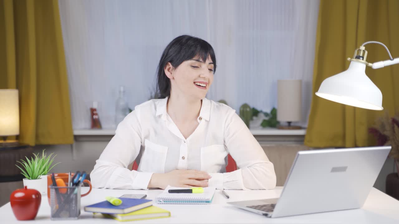 활기찬 여성 학생입니다.