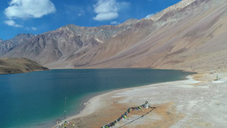 hermoso lago de agua natural azul rodeado de altas montañas rocosas