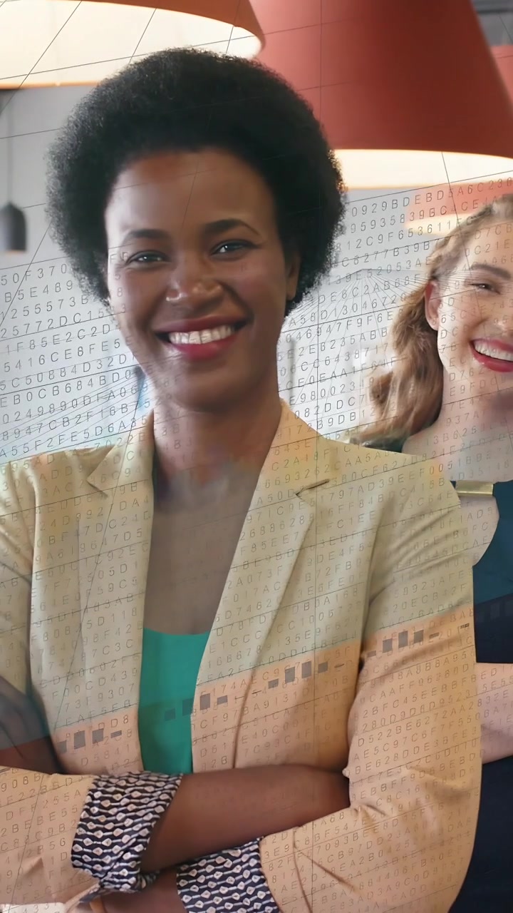 Vídeo vertical: Mulher líder transformando sorriso em risada, enquadramento cortado, gráficos tecnológicos em ascensão para foco em dados.