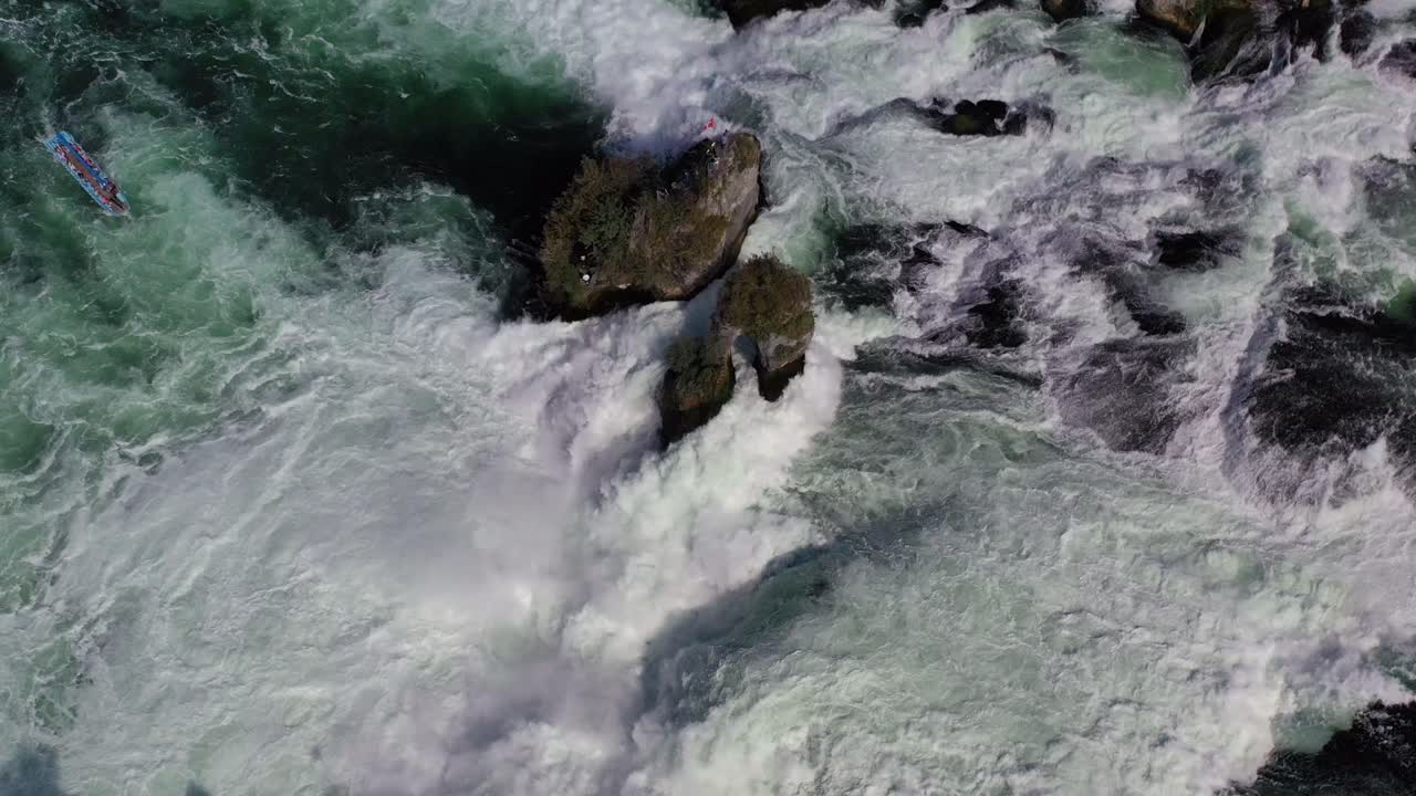 tomas aéreas - caída del rin, la cascada más grande de europa cerca de schaffhausen suiza 4k por drone de arriba hacia abajo